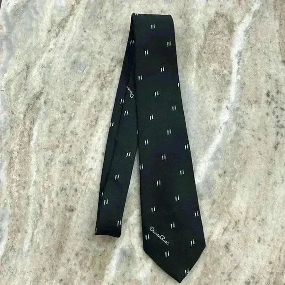 Oscar de la Renta Vintage Tie Beautiful Black with gray rectangular design. - Picture 2 of 16